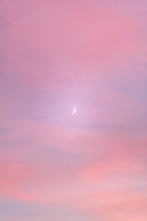 Free Crescent moon against a soothing pink and blue sky at sunset in Chicago. Stock Photo