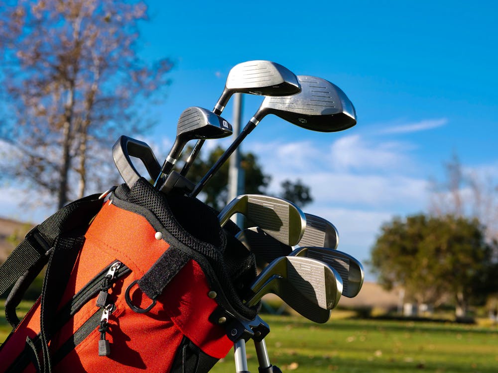 A full set of clubs is 14 pieces, but as a beginner you only need 6 clubs to start. Photo from Pexels.