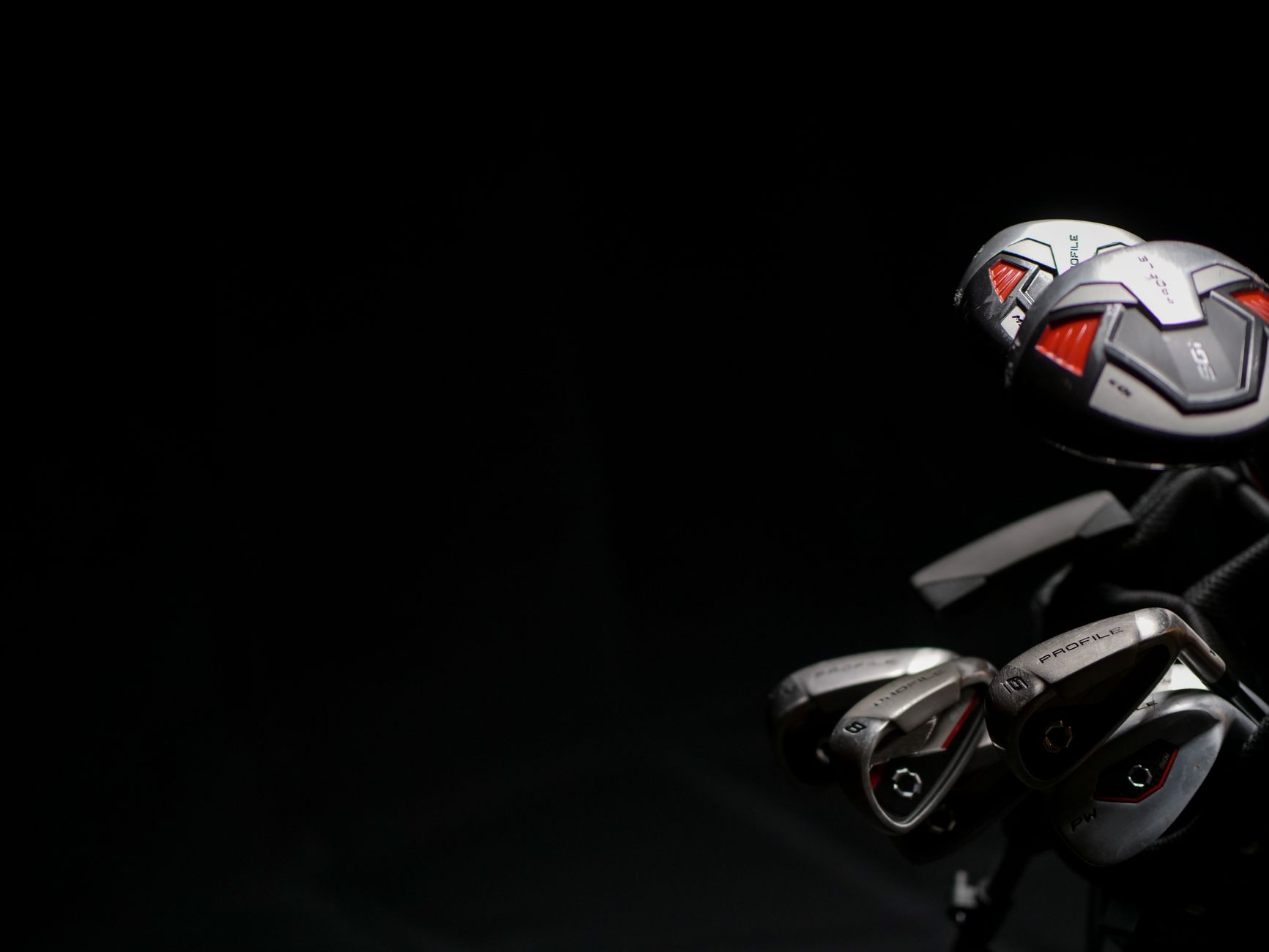 Golf sopası tutan bir kişi ve golf sahası