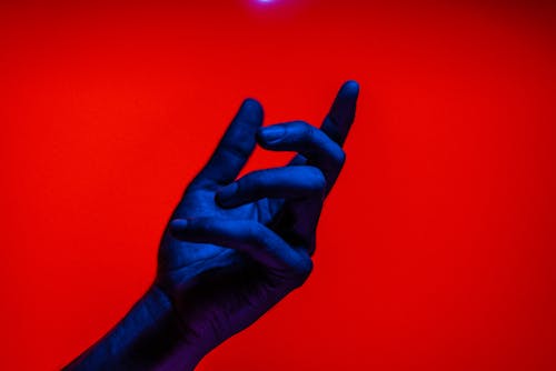 Darmowe zdjęcie z galerii z gest ręki, konceptualny, niebieski i czerwony