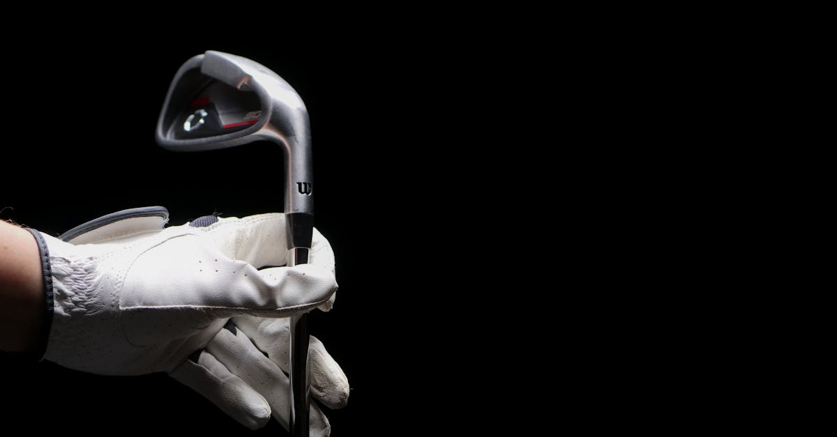 Un homme parcoure une boutique d'équipement de sport, à la recherche du bon équipement.