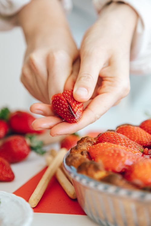 Gratis stockfoto met aardbeien, detailopname, doorsnijden