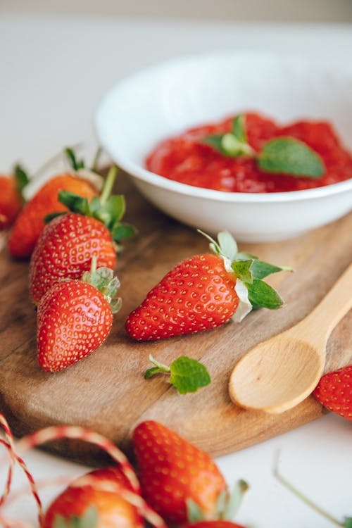 Free Strawberries on a Wooden Chopping Board Stock Photo