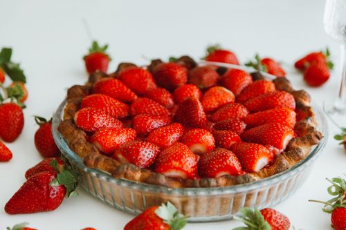Free Close-up of a freshly baked strawberry pie garnished with ripe strawberries, perfect for dessert enthusiasts. Stock Photo