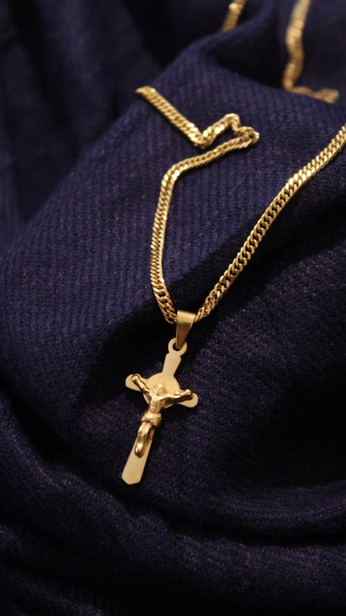 Foto profissional grátis de berloque, colar de ouro, cruz