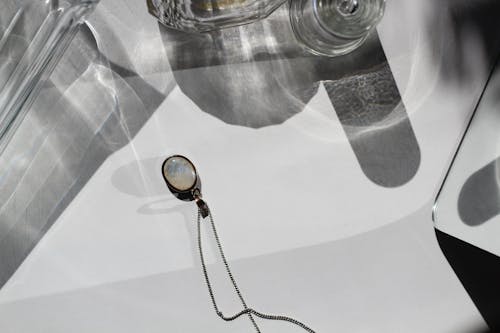 Бесплатное стоковое фото с кулон, ожерелье, свет и тень