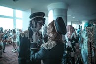 角色扮演者们在充满活力的室内动漫节上，身着各式服装，展现出闪亮的社区精神