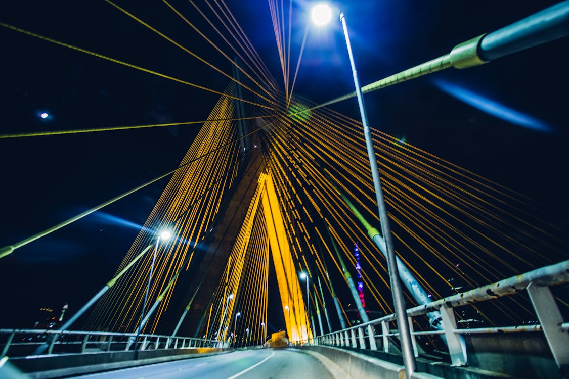 Ücretsiz Açık Gece Gökyüzü Altında Asma Köprü Stok Fotoğraflar