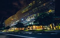 在模糊的城市背景下，运动捕捉到了夜间的现代建筑