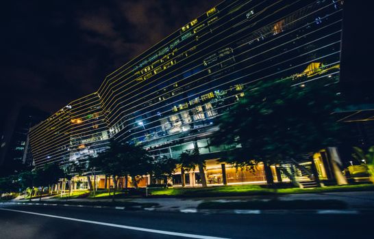 在模糊的城市背景下，运动捕捉到了夜间的现代建筑