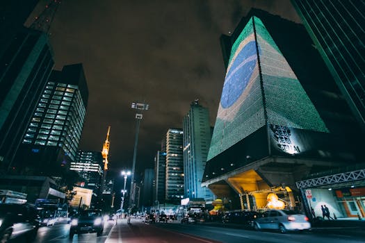 圣保罗的夜间城市景观充满活力，以现代摩天大楼和路灯为特色