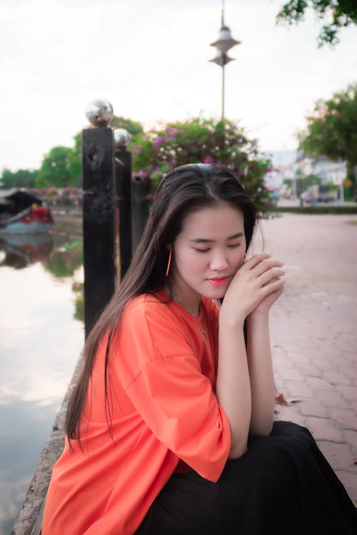 Kostnadsfri bild av asiatisk kvinna, orange skjorta, pose