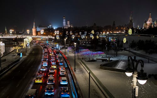 araba farları, büyük şehir, deniz kenarı içeren Ücretsiz stok fotoğraf