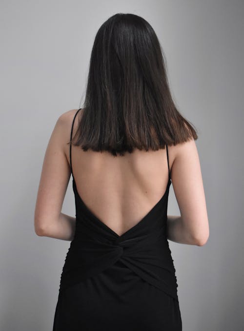 Darmowe zdjęcie z galerii z bez pleców, czarna sukienka, kobieta