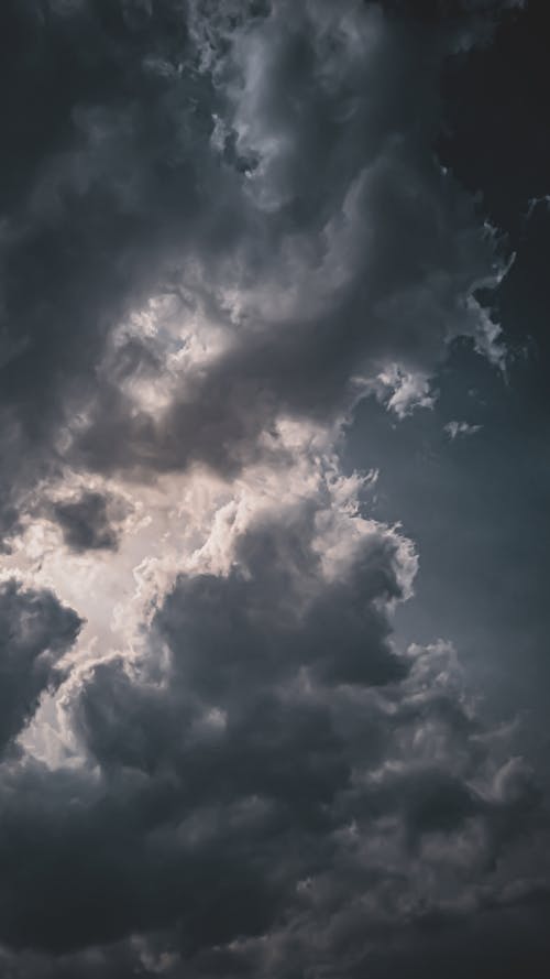 beyaz bulutlar, dar açılı çekim, dikey atış içeren Ücretsiz stok fotoğraf