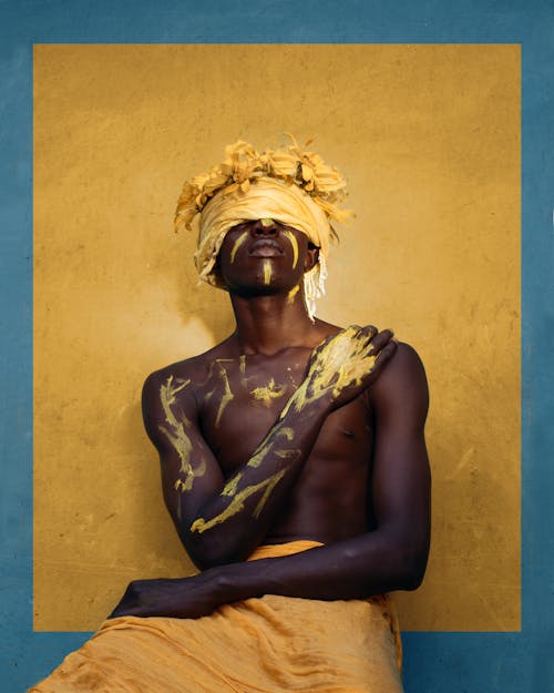 Gratis lagerfoto af afrikansk mand, bar overkrop, bind for øjnene