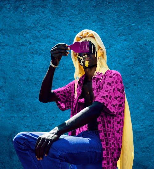 Kostenloses Stock Foto zu afrikanischer mann, Afro-Auswahl, festhalten