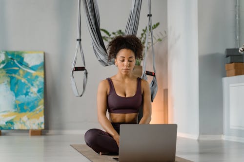 Fotos de stock gratuitas de adecuado, bienestar, colchoneta de yoga