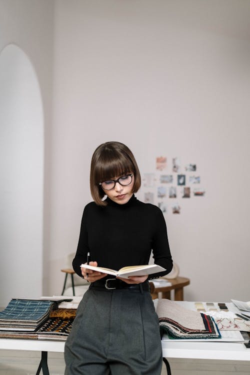 검은 색 스웨터, 독서하는, 보고 있는의 무료 스톡 사진