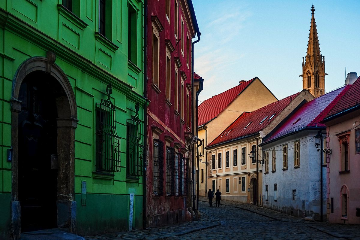 Clădiri colorate și o biserică într-un oraș