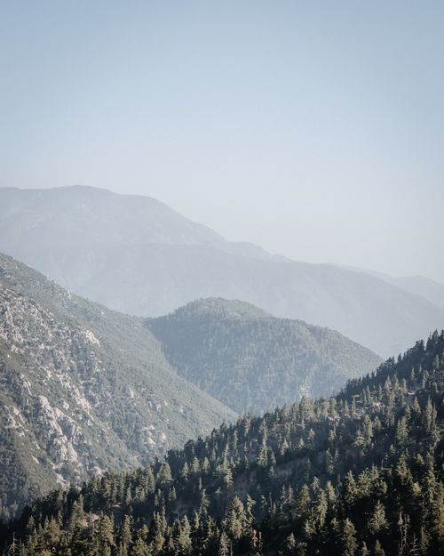 Free Breathtaking view of forested mountains in Big Bear, California, under a clear sky. Stock Photo