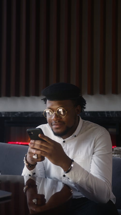 Безкоштовне стокове фото на тему «SMS, афроамериканський чоловік, в мережі» стокове фото