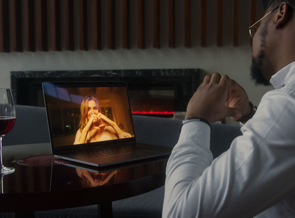 Online dating: starting a conversation on a niche platform