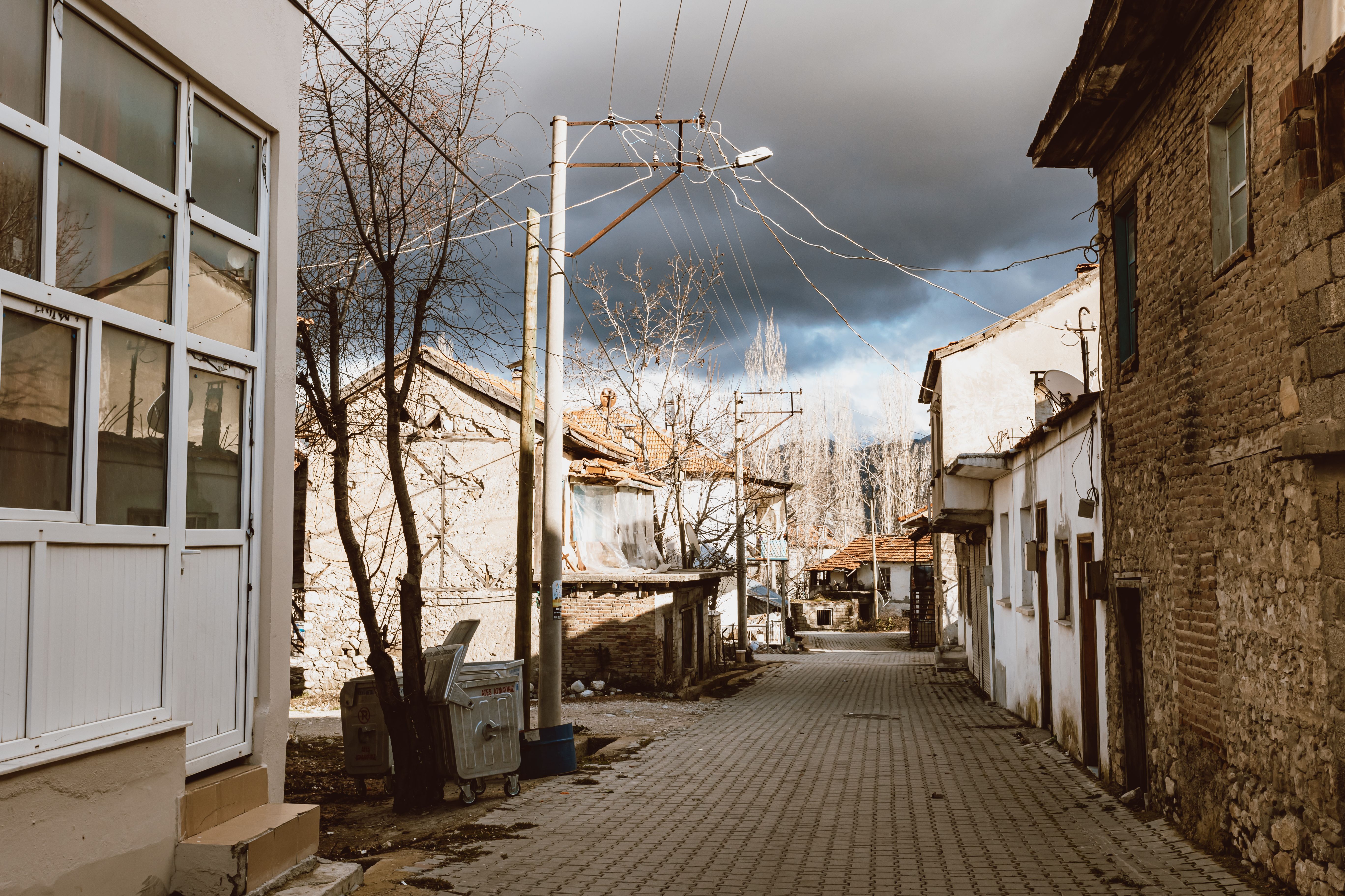 Calle del casco antiguo de Pristina, Kosovo, bajo cielo nublado