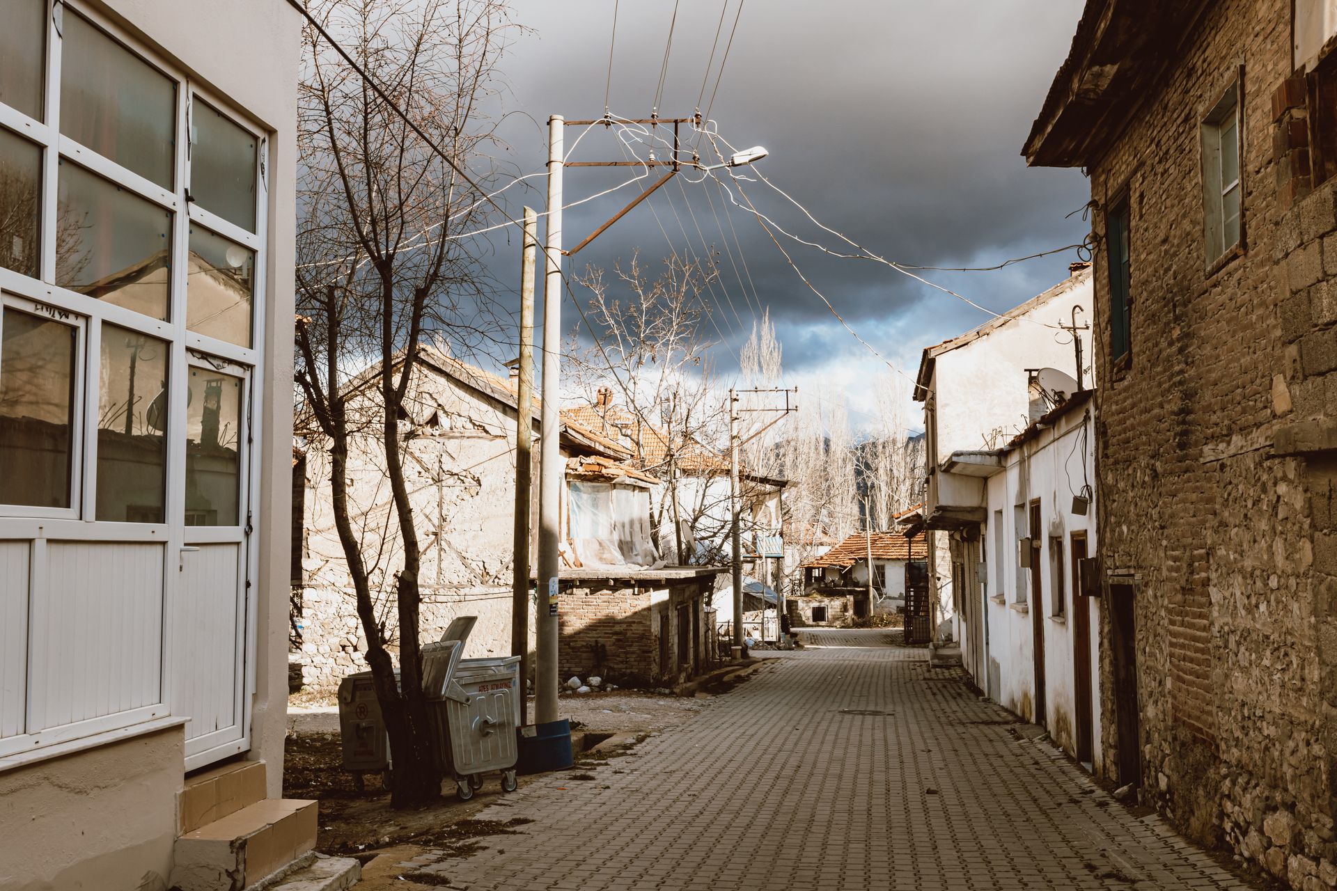 Calle del casco antiguo de Pristina, Kosovo, bajo cielo nublado