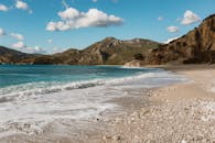 探索一个宁静的海滩与山脉和一个令人惊叹的海滩下一个晴朗的天空