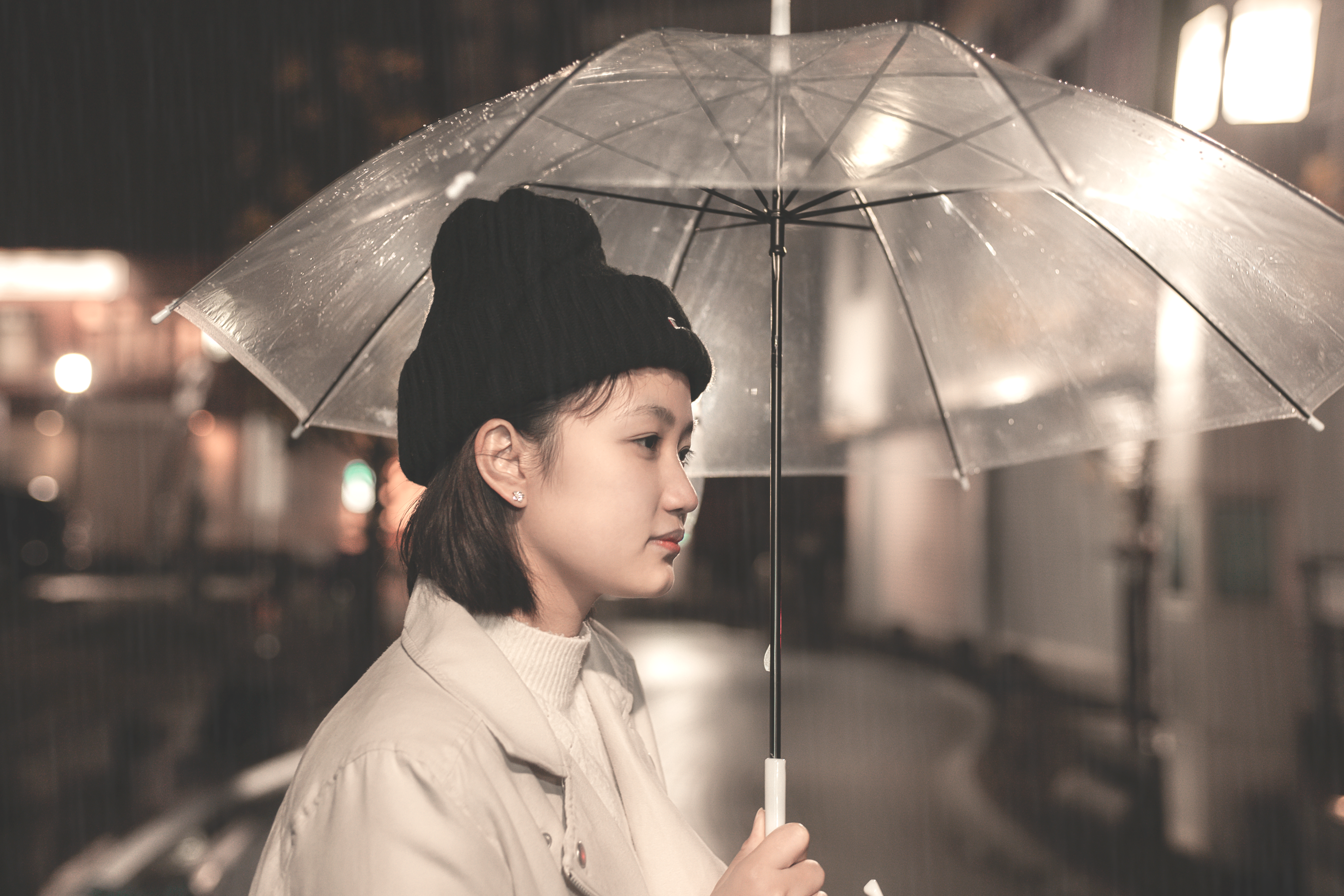 暴雨夜停电后 她摸黑画出了人生 情感配图