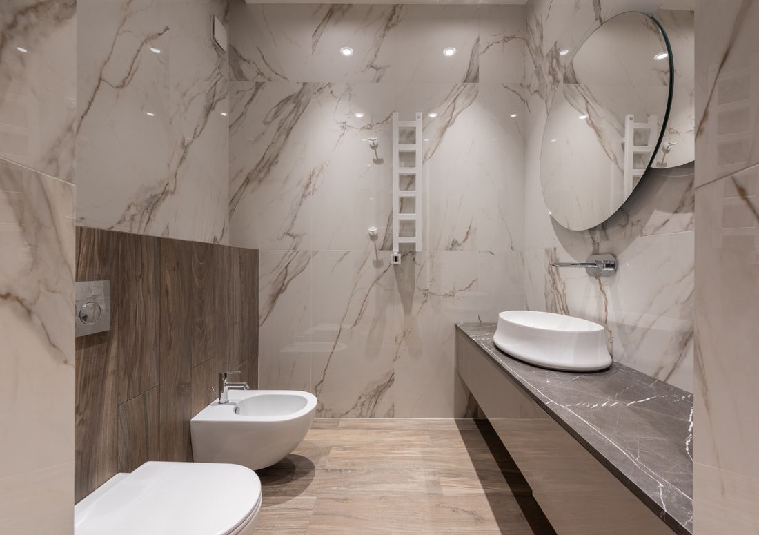 Baño completo con lavabo, bidé e inodoro