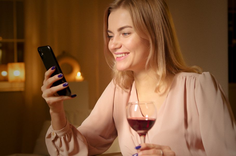 Online dating: starting a conversation on a niche platform