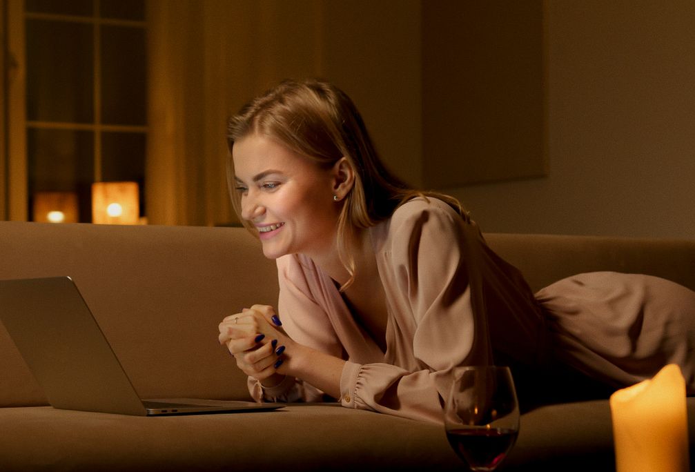 Online dating: starting a conversation on a niche platform