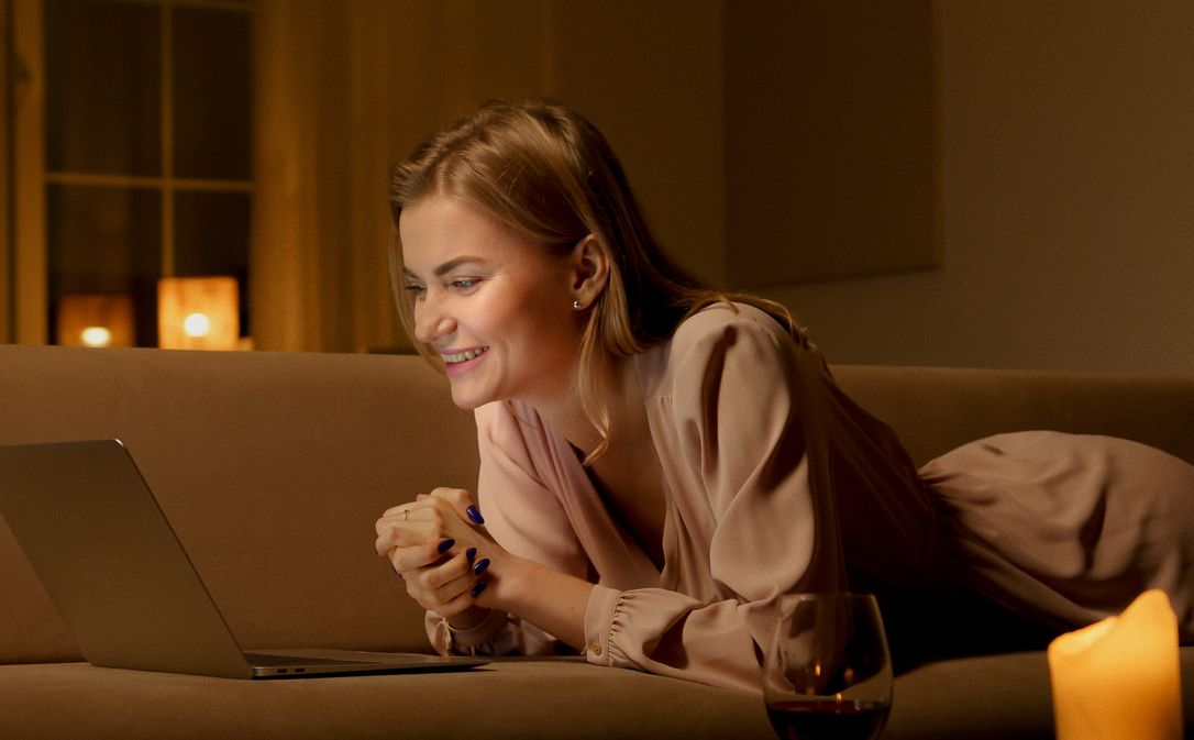 Online dating: starting a conversation on a niche platform