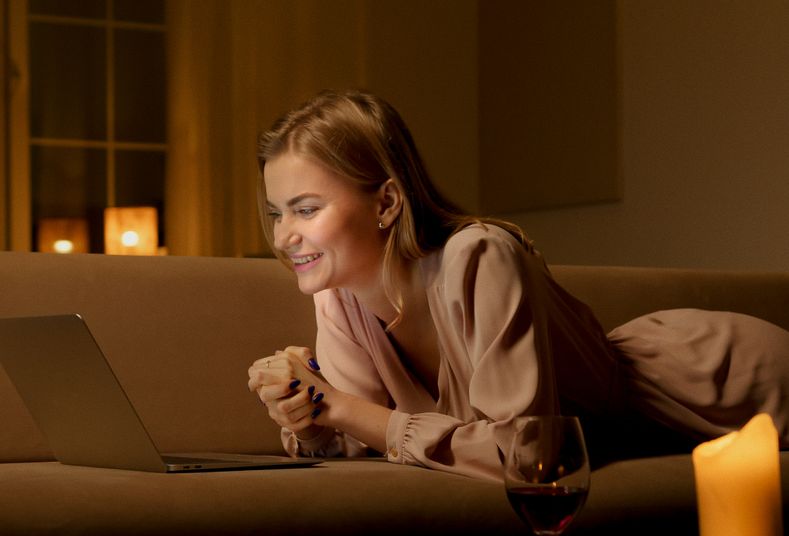 coppia in videochiamata durante un appuntamento online