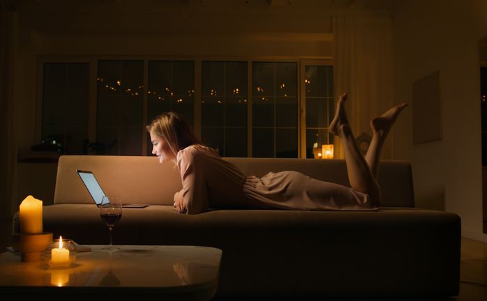 Online dating: starting a conversation on a niche platform