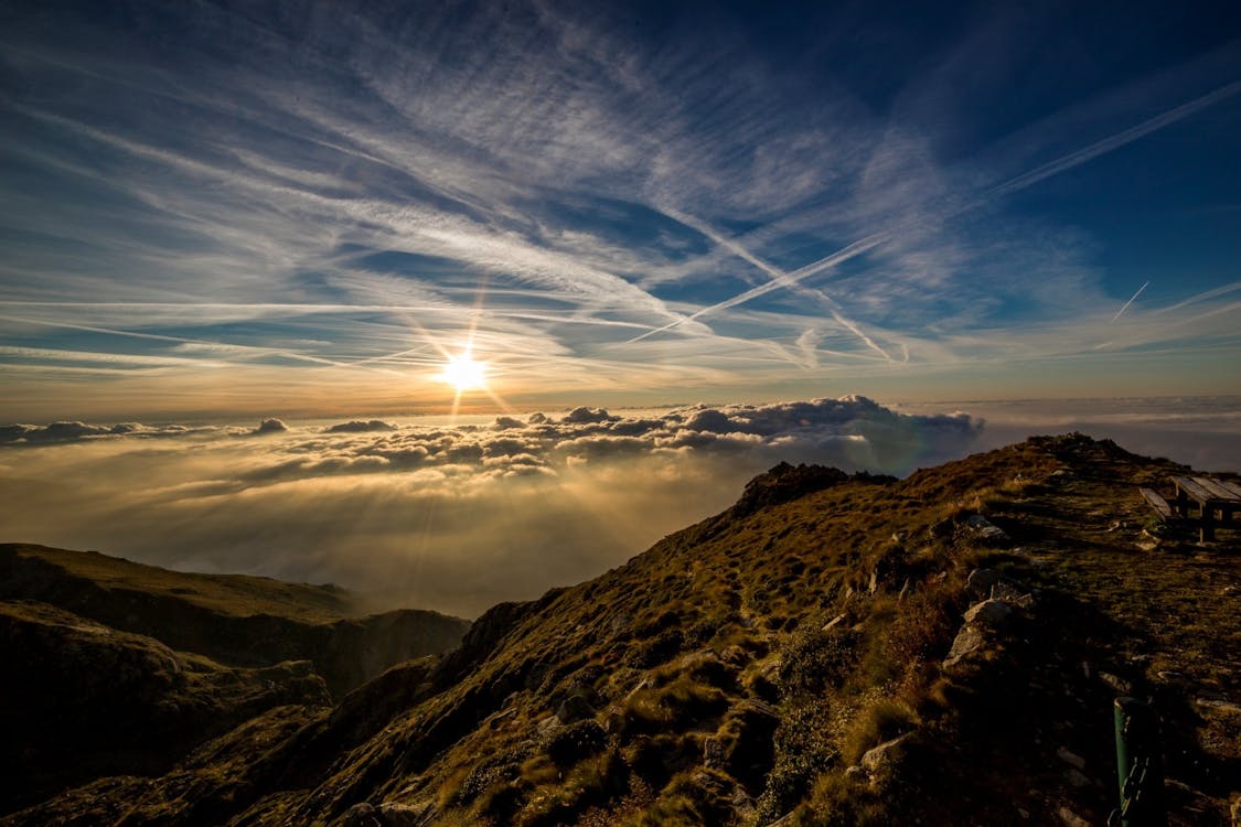 Gratuit Photo Aérienne D'une Montagne Et Ciel Bleu Pendant La Journée Photos