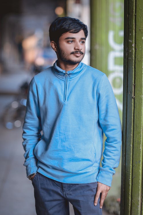 Foto profissional grátis de barbado, camisa azul, dedos