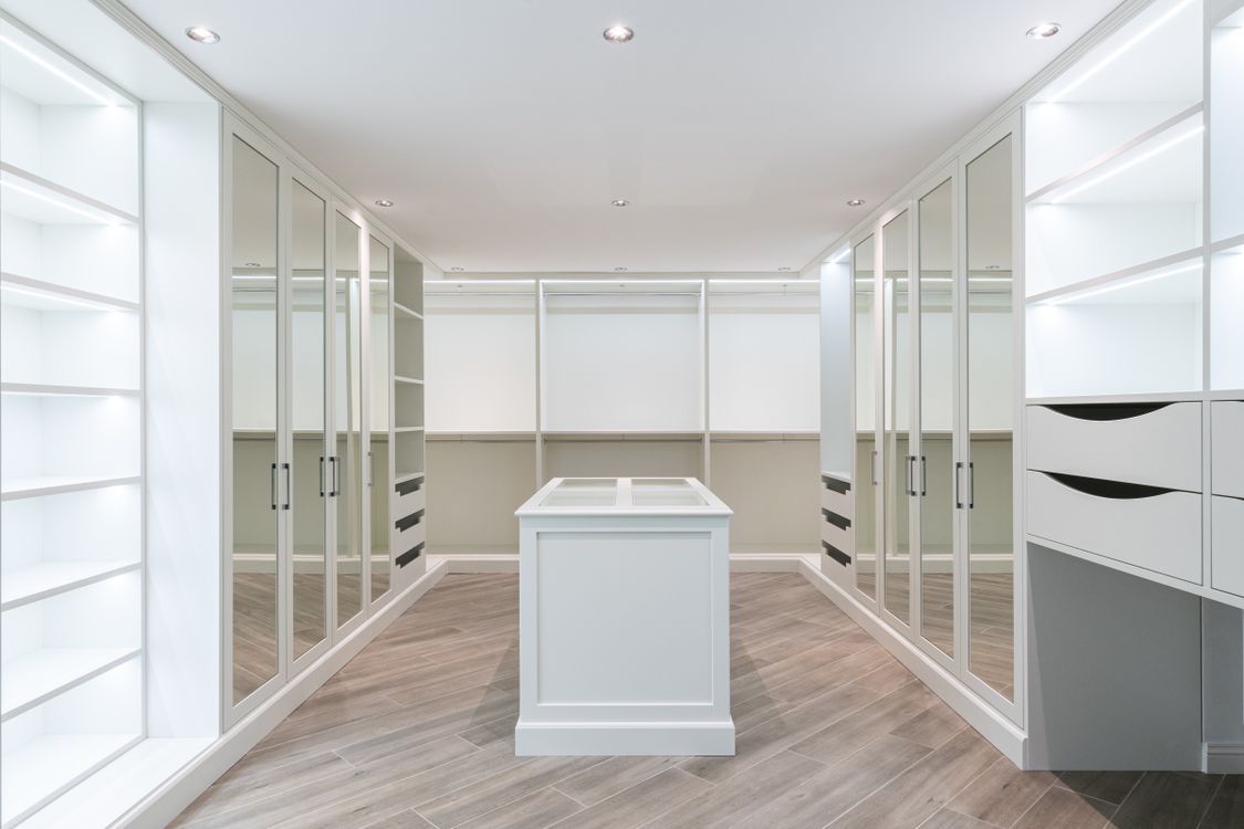 Helle Schrankanlage mit Spiegeln und Schubladen – Themenfoto