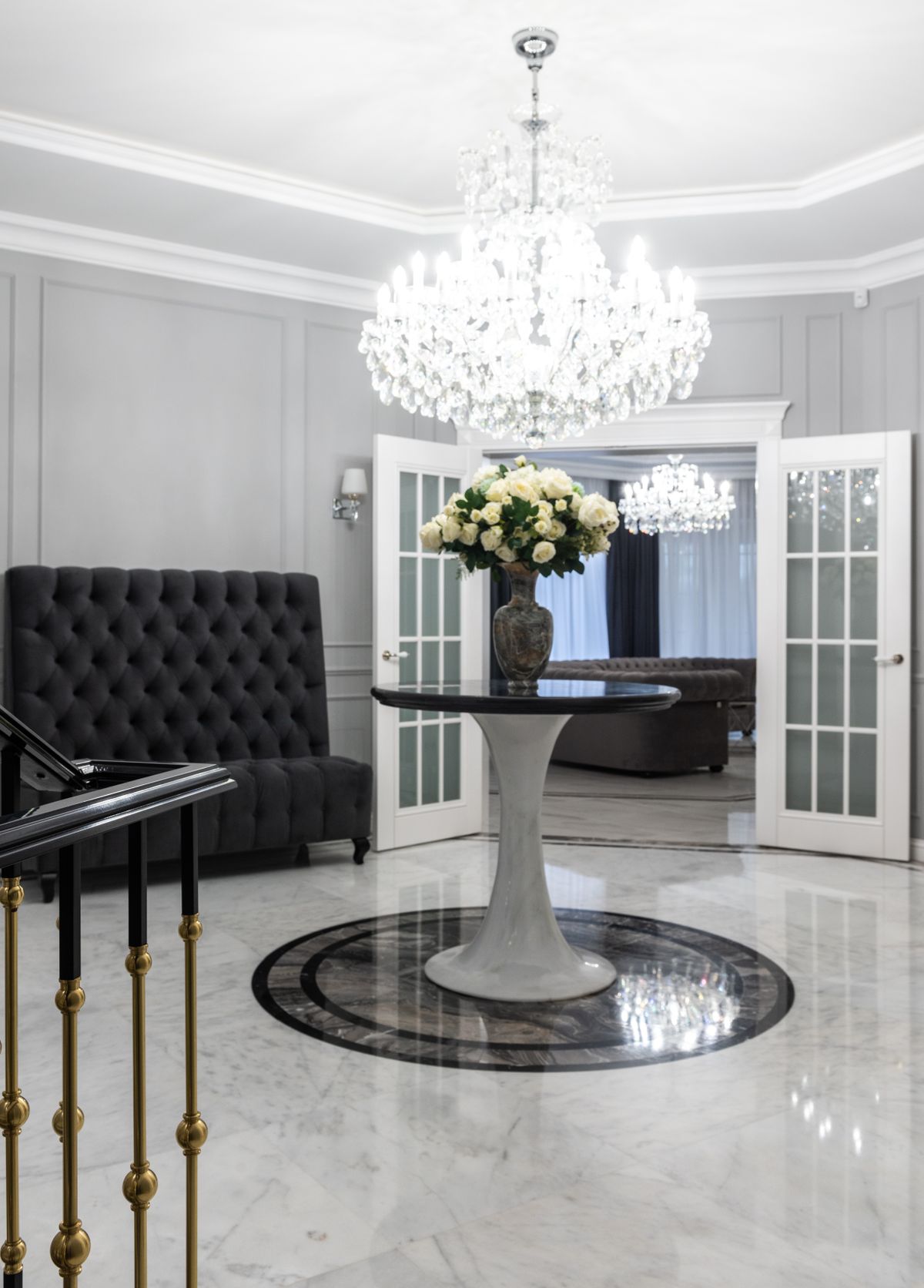 Interior luminos cu accente elegante și finisaje premium