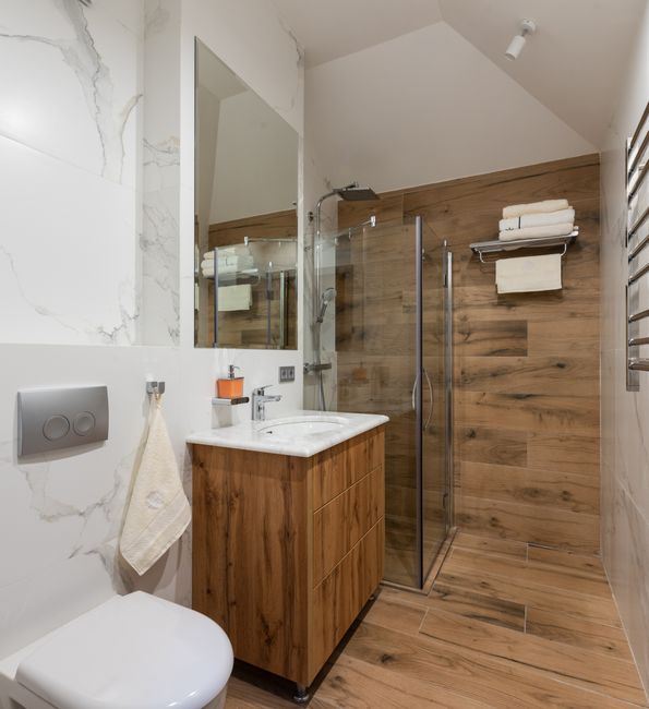 52. Solusi Penyimpanan Vertikal di Kamar Mandi Minimalis 52. Solusi Penyimpanan Vertikal di Kamar Mandi Minimalis