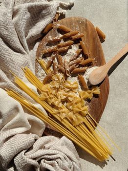 Penne aux céréales complètes avec légumes rôtis et fromage de chèvre