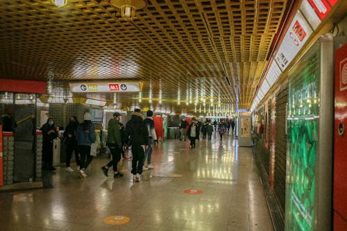 Foto profissional grátis de andando, duomo di milano, estação de metrô