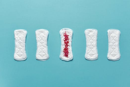 Five pantyliners on a blue background illustrating menstruation hygiene.