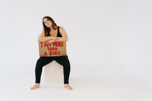 Free A Woman Showing a Placard Stock Photo
