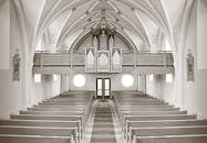 教堂内部对称的设计突出了建筑细节和管风琴