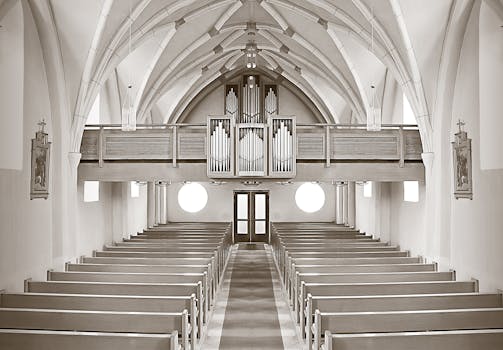 教堂内部对称的设计突出了建筑细节和管风琴