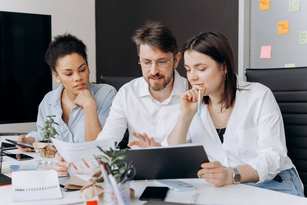 Equipo de trabajo creativo en una sesion de lluvia de ideas