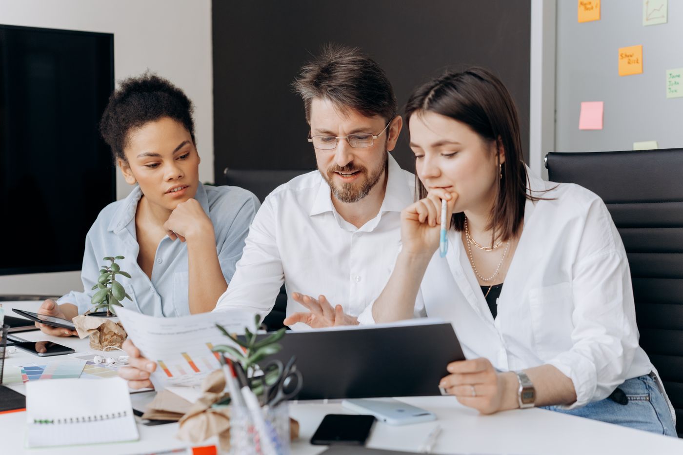 Equipo de trabajo creativo en una sesion de lluvia de ideas